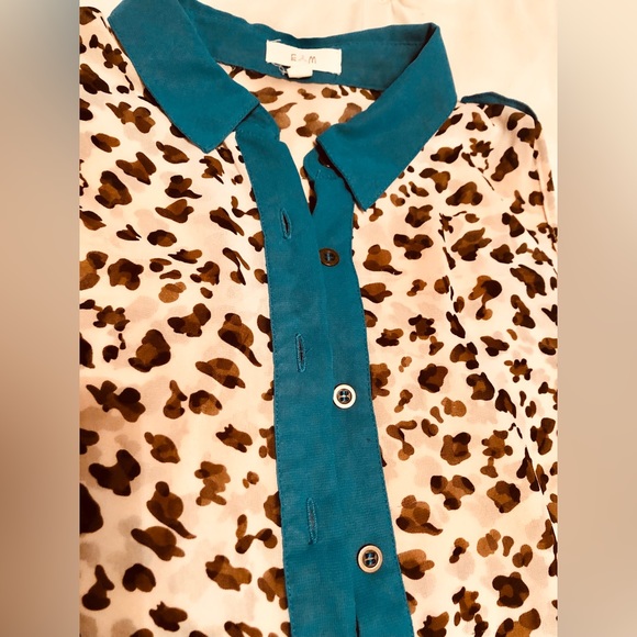 Sleeveless leopard print top with teal accents - Picture 2 of 3